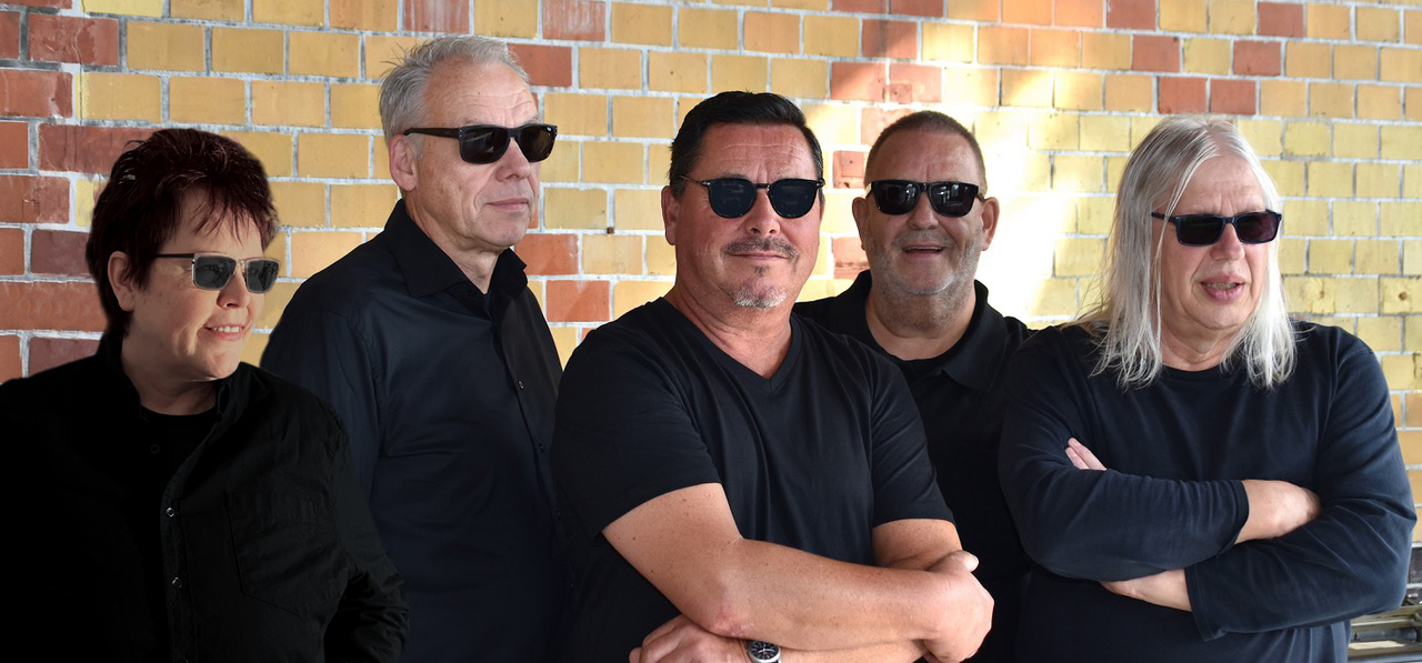 Bild vergrößern: Die fünf Mitglieder der Sarstedter Bluesrock-Coverband Anda Cava