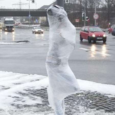 Bild vergr&ouml;&szlig;ern: wrapped student, Installation im Hildesheimer Stadtraum 2010