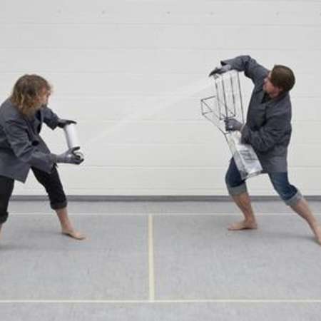 Bild vergr&ouml;&szlig;ern: xy-project, performative Wicklung f&uuml;r 2 Studenten und 2 Stahlobjekte; 2010