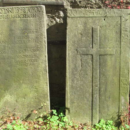 Bild vergrößern: Friedhof_GrabplattenAdelheit_Ro._Westermann