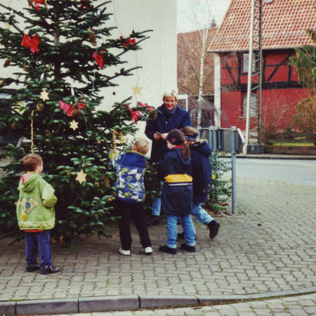 Bild vergr&ouml;&szlig;ern: 2000 DRK_Weihnachtsbaum_schmuecken