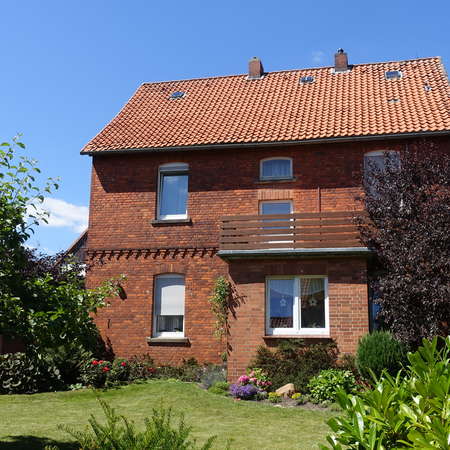 Bild vergr&ouml;&szlig;ern: alte_erste_Schule_und_ehem.Lehrerhaus1