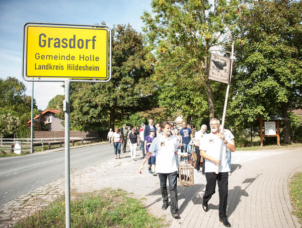 2021-08-21-Bier-Fluss-Dorf--Grasdorf--Rosen-und-Rueben
