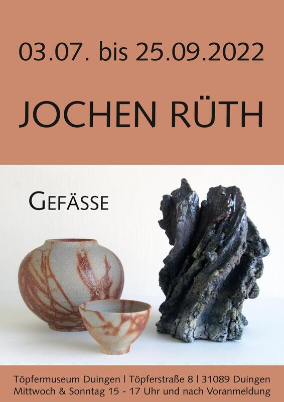 Plakat mit der Schrift Jochen Rüth
Untertitel: Gefässe
Unter der Schrift sieht man zwei bauchige Gefässe und eine baumstammartige Keramik