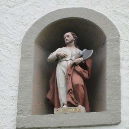Bild vergrößern: Figur des Hl.Matthias über Kirchenportal