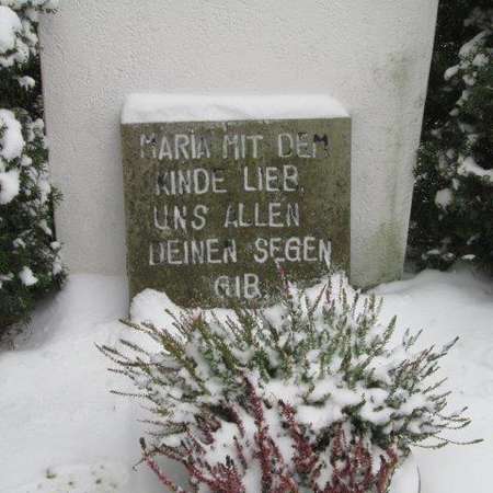 Bild vergr&ouml;&szlig;ern: Spruchstein unter Marienfigur