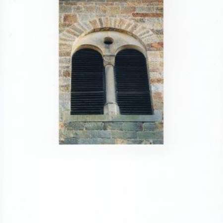 Bild vergr&ouml;&szlig;ern: 1861 Jahreszahl am Mittelpfeiler des Kirchenfensters