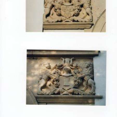 Bild vergr&ouml;&szlig;ern: 1687 Wappen links und rechts &uuml;ber demTorbogen zum Gutshof