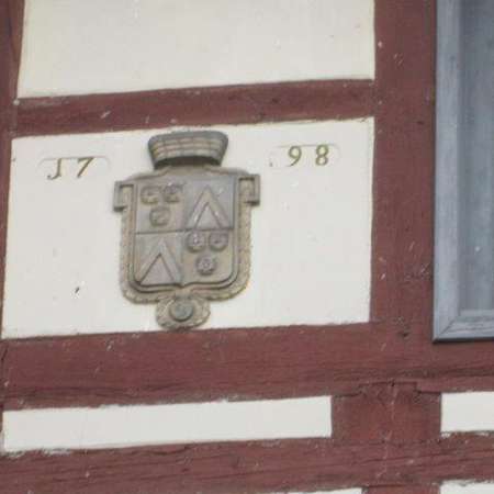 Bild vergr&ouml;&szlig;ern: 1798 Wappen mit Jahreszahl an der Scheune links neben der Kirche