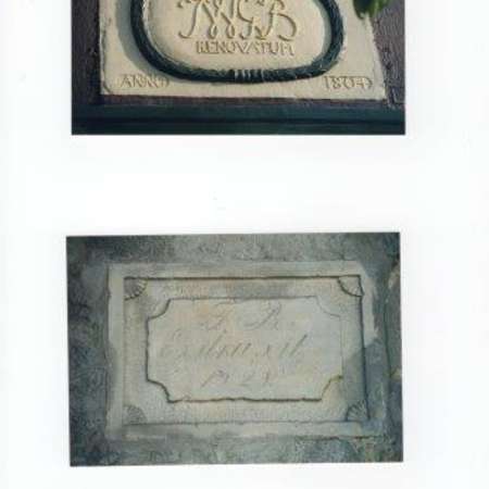 Bild vergr&ouml;&szlig;ern: 1804 &uuml;ber dem Eingang des P&auml;chter (Fachwerk)hauses 1828 am Schafstall (heute Getreidelager)