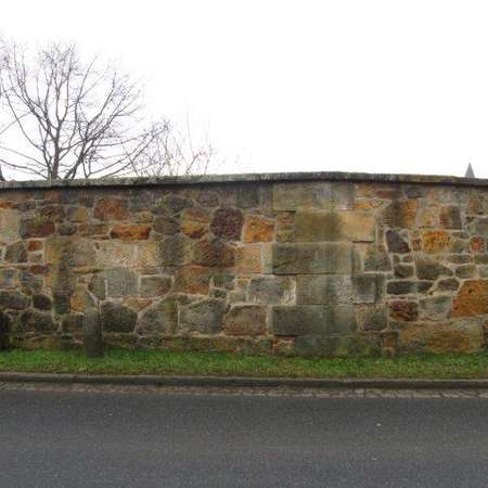Bild vergrößern: Schlossmauer Henneckenrode