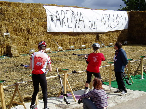 Bild vergr&ouml;&szlig;ern: 1. Adlumer Biathlon mit dem Schie&szlig;stand aus Strohballen