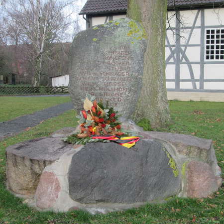 Bild vergr&ouml;&szlig;ern: Kriegerdenkmal Luttrum