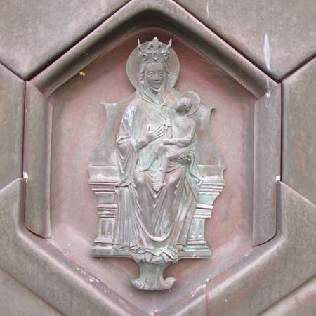 Bild vergrößern: Marienfigur in der Eingangstür der Marienkapelle Söder