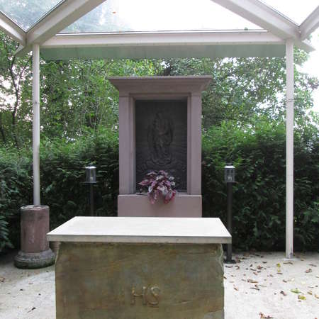 Bild vergrößern: Altar im Garten der Marienkapelle Söder