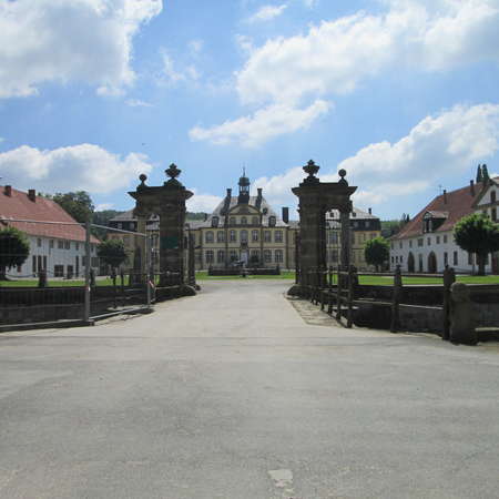 Bild vergrößern: Einfahrt zum Schloss Söder