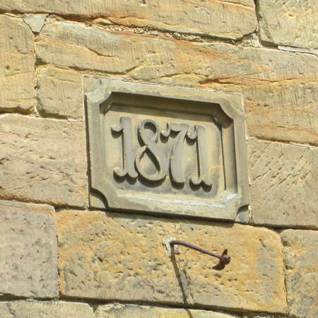 Bild vergr&ouml;&szlig;ern: Jahreszahl am Schafstall S&ouml;der auf der dem Schloss gegen&uuml;berliegenden Stra&szlig;enseite