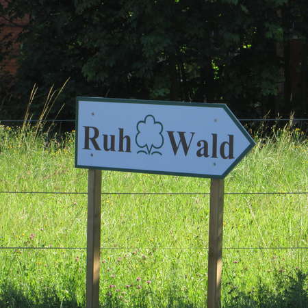 Bild vergrößern: Hinweisschild zum Ruhwald am Ortsausgang Sottrum Richtung Hackenstedt