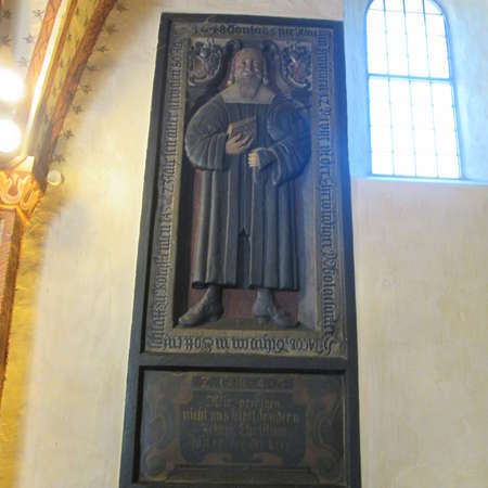 Bild vergrößern: Grabplatte im Ostchor St. Michael Burgstemmen