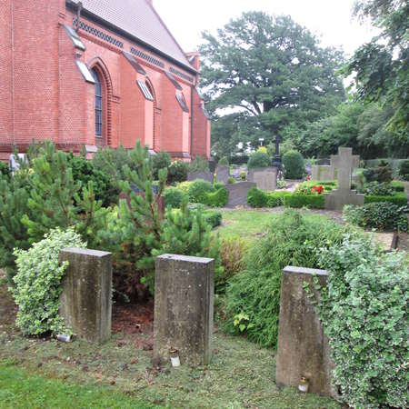 Bild vergrößern: Grabsteine auf dem Friedhof Groß Escherde