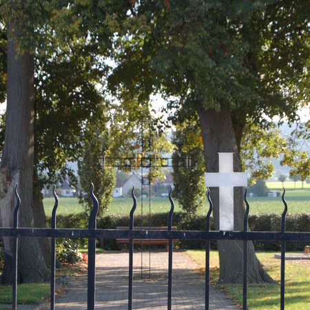 Bild vergrößern: Modernes Friedhofskreuz Klein Escherde