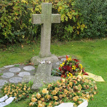 Bild vergrößern: Gedenkkreuz auf dem Friedhof Mahlerten
