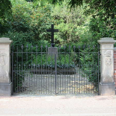 Bild vergr&ouml;&szlig;ern: Edelsmannsfriedhof R&ouml;ssing Eingang