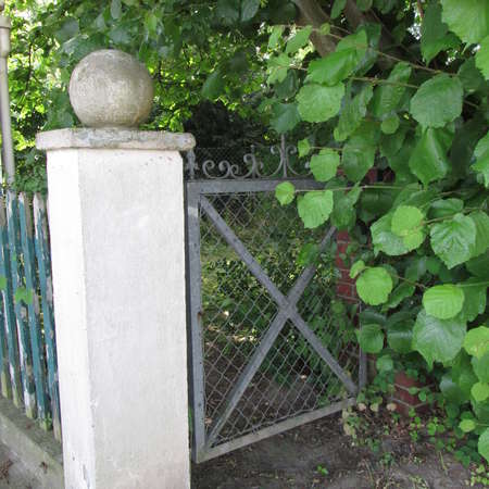 Bild vergr&ouml;&szlig;ern: Verstecktes Eingangstof am Judenfriedhof R&ouml;ssing