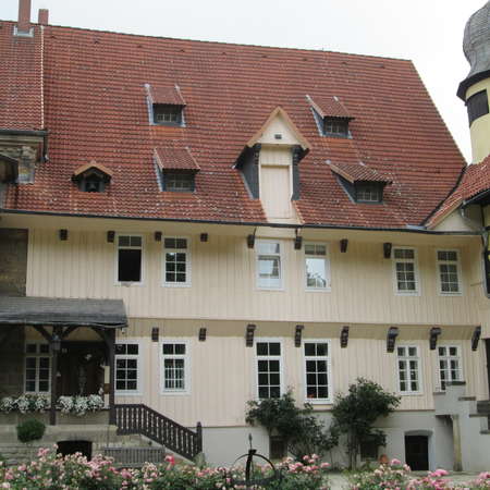 Bild vergrößern: Hauptwohnhaus von 1830 am Wasserschloss Rössing