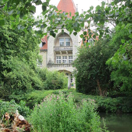 Bild vergrößern: Vorderhaus des neugotischen Anbau am Wasserschloss Rössing