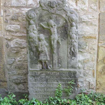 Bild vergr&ouml;&szlig;ern: Letzter Grabstein des ehemaligen Kirchfriedhofs von St. Peter und Paul in R&ouml;ssing