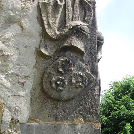 Bild vergr&ouml;&szlig;ern: Wappen an der S&uuml;dwestecke von St. Peter und Paul in R&ouml;ssing