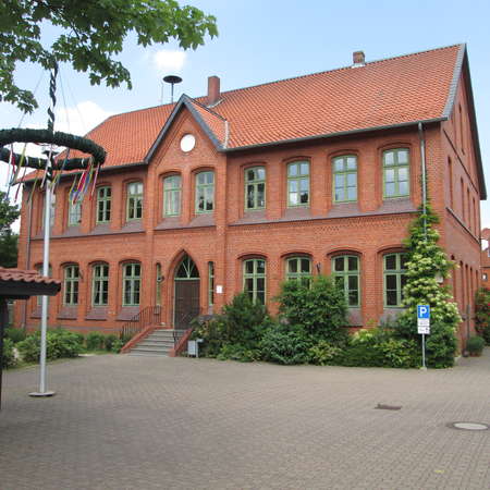 Bild vergr&ouml;&szlig;ern: Alte Dorfschule von R&ouml;ssing