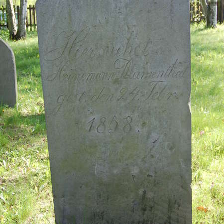 Bild vergrößern: Grabstein H.Blumenthal Rückseite auf dem Jüd. Friedhof Nordstemmen