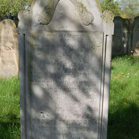 Bild vergrößern: Grabstein I. Schönfeld Vorderseite auf dem Jüdischen Friedhof  Nordstemmen