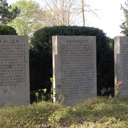 Bild vergrößern: Ehrenmale Friedhof Nordstemmen (2)