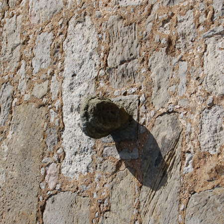 Bild vergrößern: Verwitterter Kopf in der Mauer der Kirchturms von St. Johannis Nordstemmen