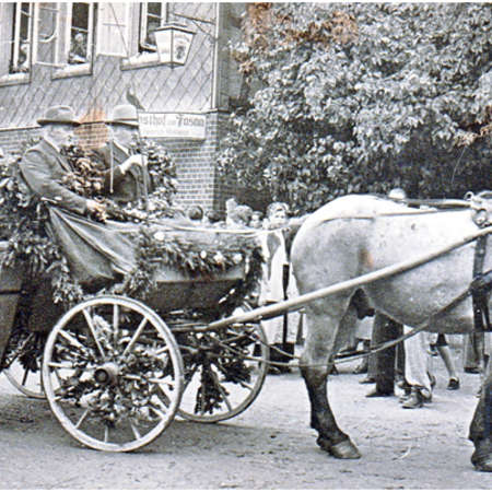 Bild vergr&ouml;&szlig;ern: Festumzug zum 30-j&auml;hrigen Bestehen 1951