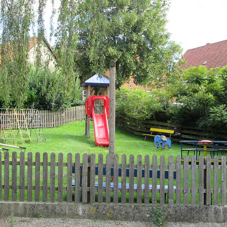 Bild vergr&ouml;&szlig;ern: Spielplatz an der Kirche in Barfelde