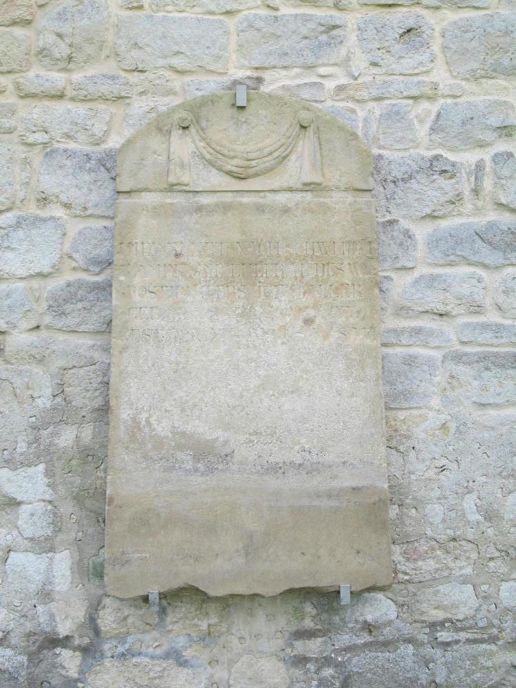 Bild vergrößern: Grabstein der Frau des Posthalters in Bönnien