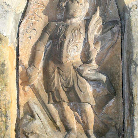 Bild vergrößern: Hl. Pankratius, Sandsteinrelief in der Friedhofsmauer