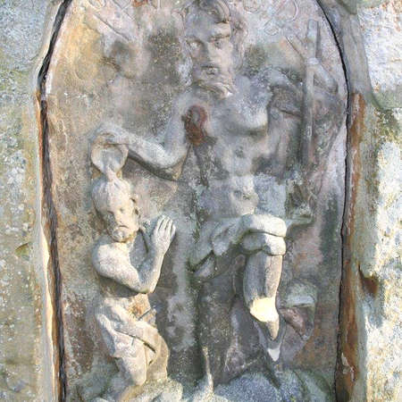 Bild vergrößern: Hl. Johannes, Sandsteinrelief in der Friedhofsmauer