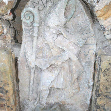 Bild vergrößern: Hl. Martinus,Sandsteinrelief in der Friedhofsmauer