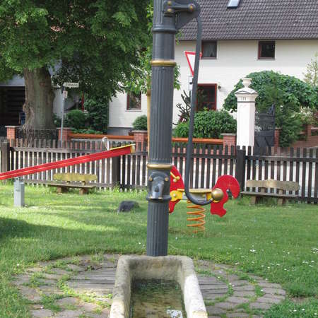 Bild vergrößern: Dorfbrunnen aus dem St Adriansplatz in Störy