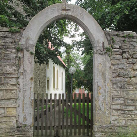 Bild vergrößern: Tor zum Kirchhof in St. Johannis in Königsdahlum