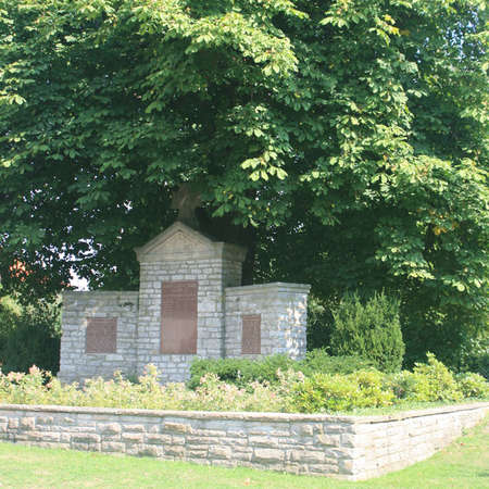 Bild vergr&ouml;&szlig;ern: Thilinde am Ehrenmal Hasede