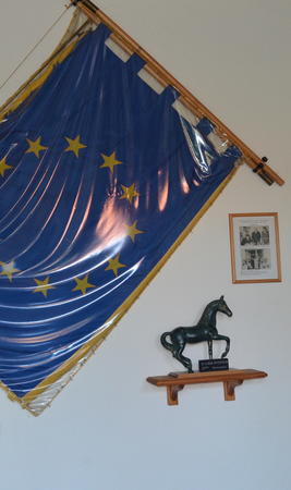 Die Europa-Fahne im alten Schulhaus in Heyersum