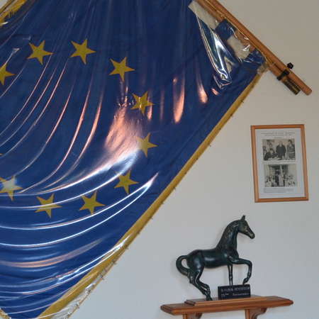 Bild vergrößern: Die Europa-Fahne im alten Schulhaus in Heyersum
