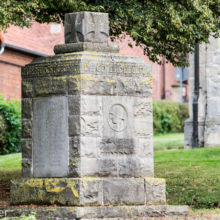 Bild vergr&ouml;&szlig;ern: Ehrenmal 1958 B&uuml;ltum