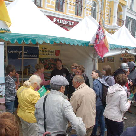 Bild vergr&ouml;&szlig;ern: Der gemeinsame Infostand auf dem Hansemarkt_2